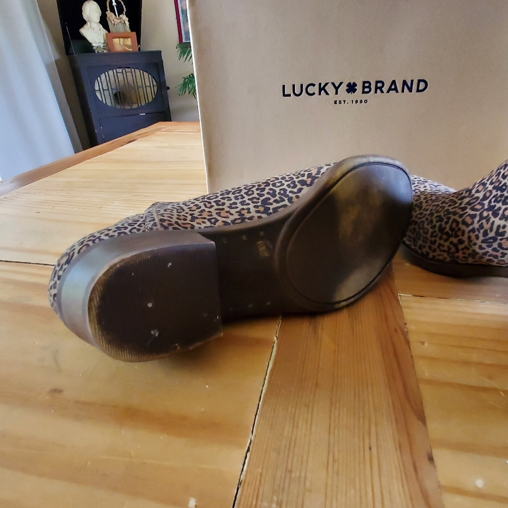Lucky Brand cut out ankle boot - Picture 4 of 7